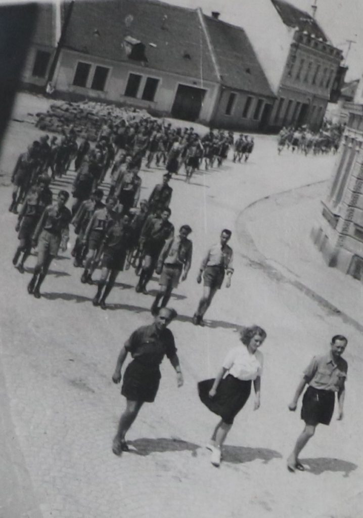 Slavnostní průvod skautů na Svojsíkově závodě (Jaroměřice nad Rokytnou 1947)
